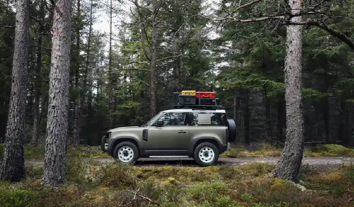 Land Rover - Defender 90 V8 P525 - Luxury SUV Car Rentals - Preowned SUV Car - Exclusive Concierge Club.webp